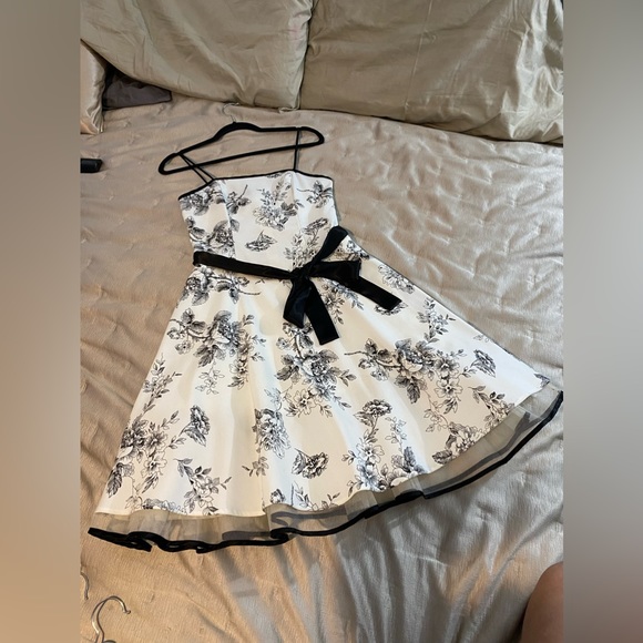 B. Smart Black White Floral Cocktail Dress. Size 10. Tulle lined. Fit & flare. - Picture 5 of 5